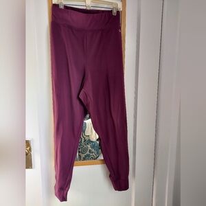 GAP Fit Studio High Rise Jogger in Burgundy